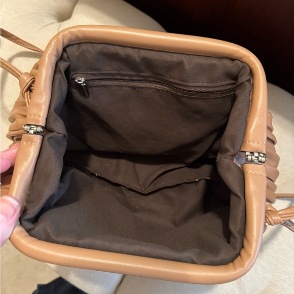 Pleated faux leather handbag - like new - Picture 4 of 6